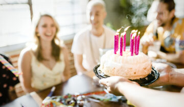 Niebanalne pomysły na urodziny: Atrakcje, niespodzianki i inspiracje z okazji 30.